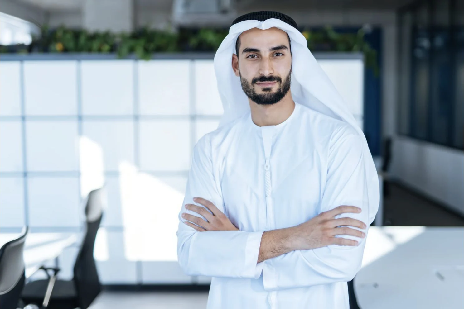 Portrait d’illustration d’un homme en tenue traditionnelle émiratie dans un bureau